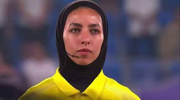 伊朗女足全队未唱国歌，主帅面带神秘微笑