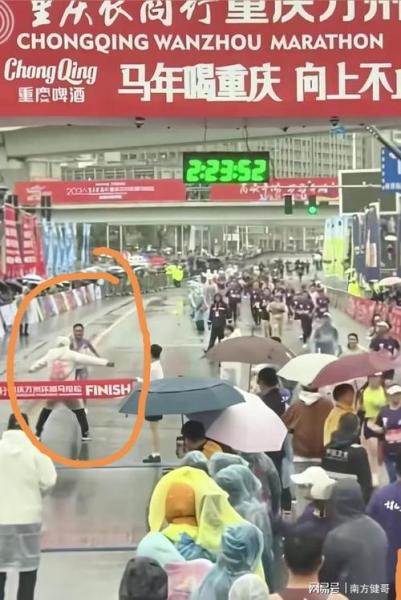大乌龙！中国马拉松冠军终点前遭裁判拦截，处罚来了