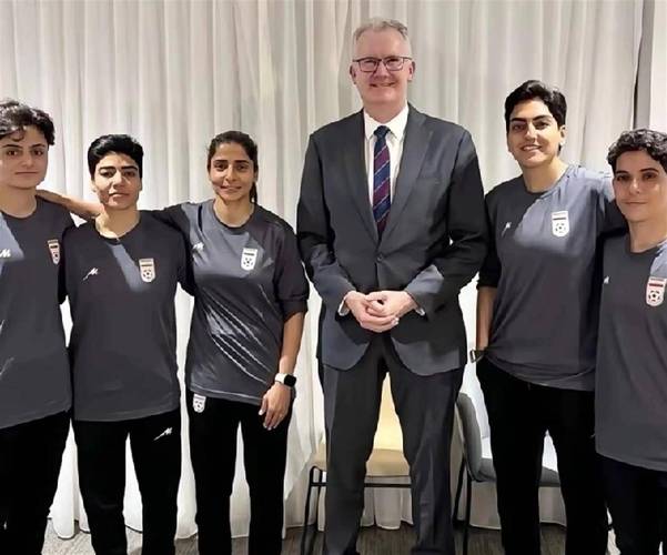 伊朗女足球员公开控诉：澳洲警察逼我们说“想留下”我很害怕只想回国