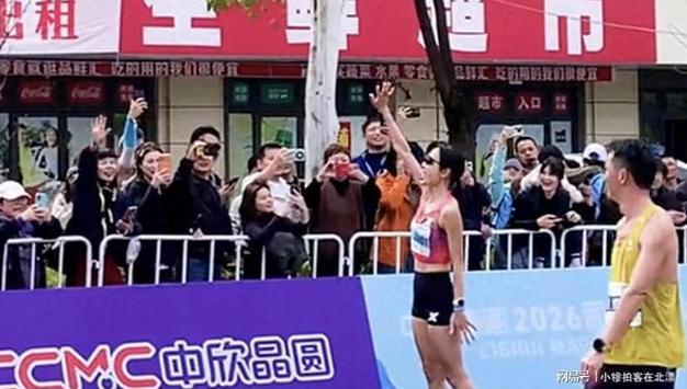 破纪录夺冠！张水华谦逊握手每个人+弯腰接受金牌 大喊：谢谢你们