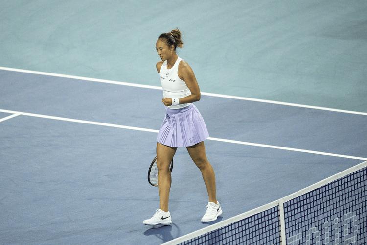 无缘8强！郑钦文0-2不敌萨巴伦卡，直接交手1胜8负