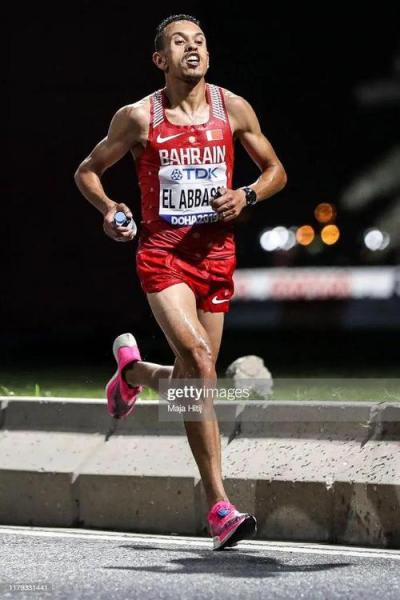 成都马拉松“打包哥”“劈叉姐”被禁赛，组委会回应