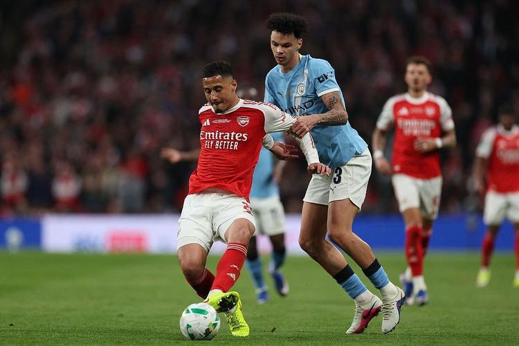 无缘四冠王的阿森纳，被无数回旋镖击穿了