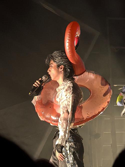 伊朗男足怀抱书包唱国歌 悼念在袭击中遇难的学生