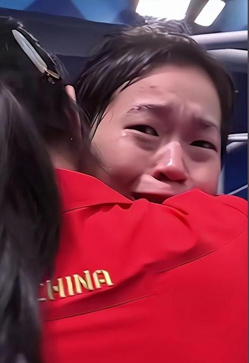 全红婵聊到体重哭了，每天只吃一顿饭，看到体重秤就特别害怕